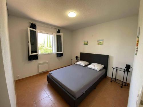 1 dormitorio con 1 cama y 2 ventanas en Beautiful holiday villa in Provence France en Aups