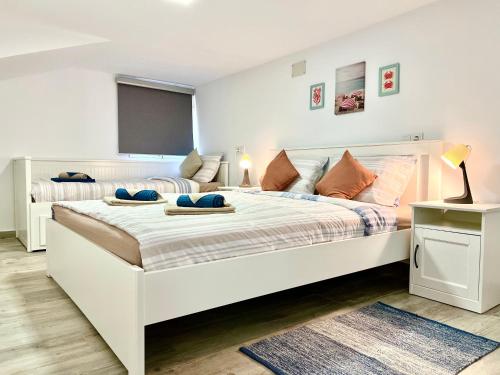 A bed or beds in a room at Seaside home Torrevieja - LaMata