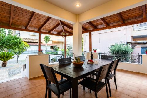 A balcony or terrace at Filiatra Downtown Cozy Retreat - Homely Vibes