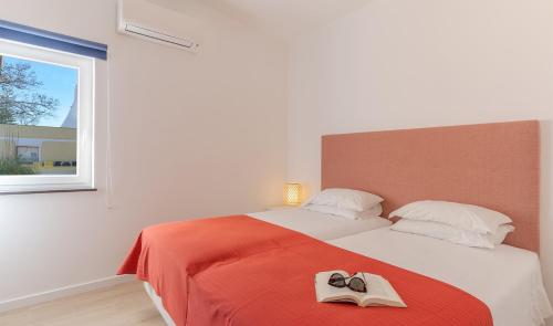 アルヴォルにあるPestana Alvor Beach Villas Seaside Resortのベッドルーム1室(靴1足付きのベッド1台付)