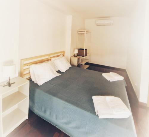 um quarto com uma grande cama azul e 2 almofadas brancas em Villa Cielo - Family House em Sintra