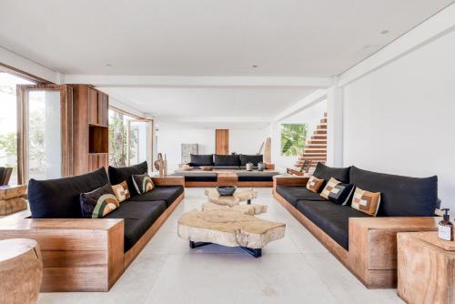 a living room with couches and a coffee table at KA BRU Beach Boutique Hotel in Barra Grande
