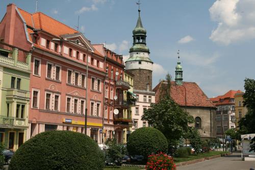 un gruppo di edifici in una città con una torre di Europa a Jelenia Góra