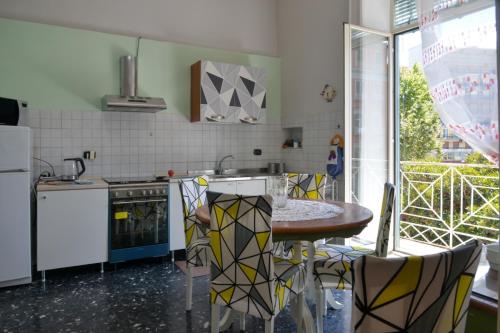een keuken met een tafel met stoelen en een aanrecht bij casa vacanze a casa di ciro in Napels