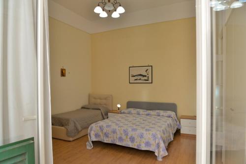 een slaapkamer met een bed en een stoel bij casa vacanze a casa di ciro in Napels