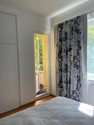 um quarto com uma cama e uma janela em Lämminhenkinen yksiö Port Arthurissa em Turku