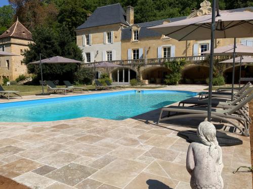 a statue of a woman sitting next to a swimming pool at Château d'Argentonesse in Castels