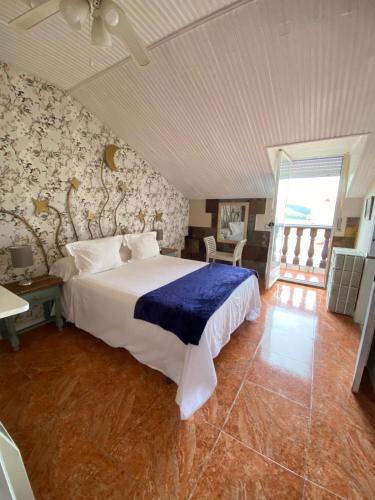 1 dormitorio con 1 cama blanca grande en una habitación en Hospedaje Javier, en Isla