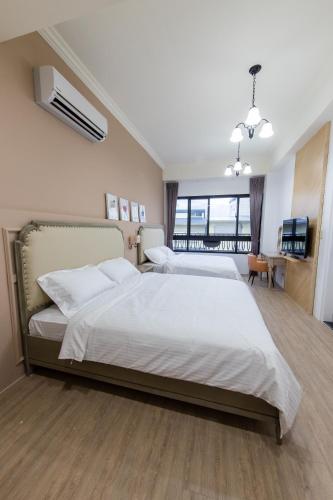 a large bedroom with a large bed with white sheets at Good Times BnB in Chishang