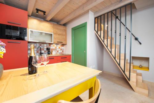 eine Küche mit einem Holztisch und einer grünen Tür in der Unterkunft La picia in Rovinj