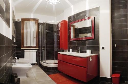 a bathroom with a red sink and a toilet at Le Rêve in Spigno Saturnia