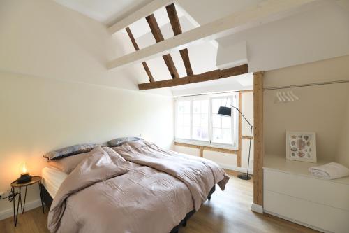Ένα ή περισσότερα κρεβάτια σε δωμάτιο στο Das schiefe Haus Wohnung Odenwald