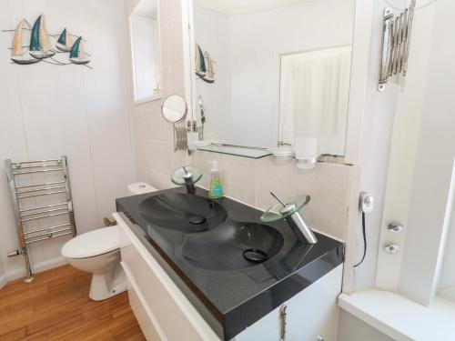 ein Bad mit einem Waschbecken und einem WC in der Unterkunft 15 Brunswick Place in Plymouth