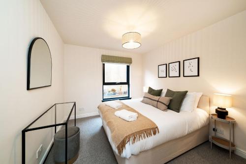 um quarto com uma cama grande e uma janela em At The Castle em Broughty Ferry