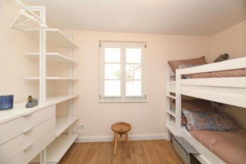a bedroom with bunk beds and a window at Ferienwohnung Heppenheim mit Hund- Wohnung "Odenwald" mit 2 Schlafzimmern- Das schiefe Haus in Heppenheim an der Bergstrasse