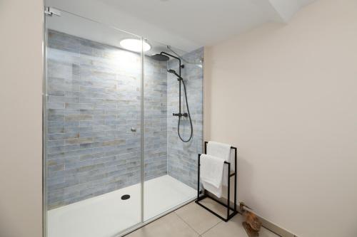 una ducha con puerta de cristal en un baño en Das schiefe Haus Wohnung Odenwald, en Heppenheim an der Bergstrasse