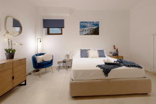 um quarto com uma cama, uma cómoda e um espelho em Dolce Far Niente Apartment with pool & parking em Passignano sul Trasimeno