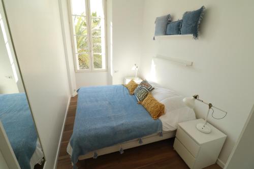 une chambre avec un lit avec une couverture bleue dans l'établissement Beautiful 3 bedroom Carlton Canada 403, à Cannes