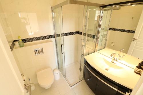 une salle de bain avec une douche, des toilettes et un lavabo dans l'établissement Beautiful 3 bedroom Carlton Canada 403, à Cannes