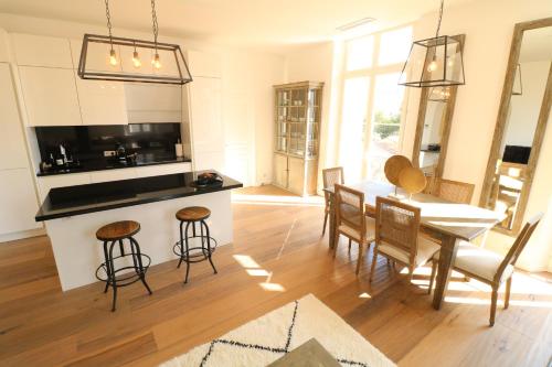 une cuisine et une salle à manger avec une table et des chaises dans l'établissement Beautiful 3 bedroom Carlton Canada 403, à Cannes