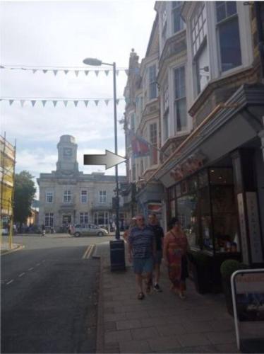 un gruppo di persone che camminano lungo una strada cittadina di Apartment 2, Aberystwyth Town Centre ad Aberystwyth