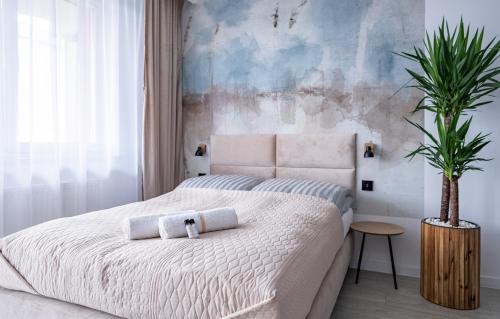 um quarto com uma cama com duas toalhas em Grelewicz Apartments- MyWay em Toruń