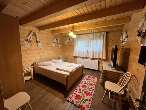 a bedroom with a bed in a wooden room at Casa de la Mara in Mara