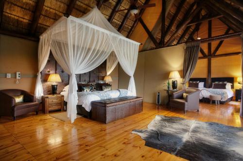 Postel nebo postele na pokoji v ubytování Bush Lodge – Amakhala Game Reserve