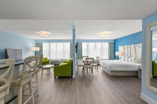 pokój hotelowy z łóżkiem, stołem i krzesłami w obiekcie Fenwick Inn w mieście Ocean City