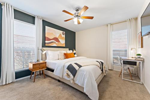 una camera con letto e ventilatore a soffitto di The Val's Place a Houston