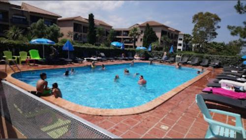 un groupe de personnes dans une piscine dans l'établissement Moriani Les Marines de Moriani Plage, à San-Nicolao