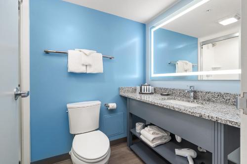 bagno blu con servizi igienici e lavandino di Fenwick Inn a Ocean City