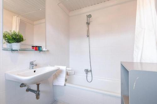 Ένα μπάνιο στο Bungalow de strandjutter 8 persons