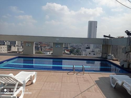 a swimming pool on the roof of a building at Flat Palladim in São Vicente