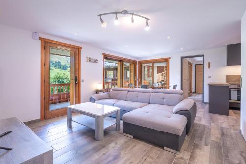 un salon avec un canapé et une table dans l'établissement Le Samance 2, au Grand-Bornand