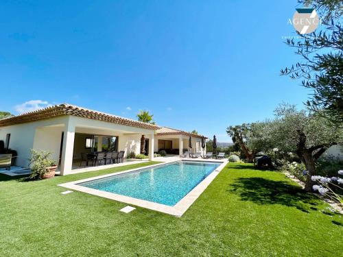 une villa avec piscine et une maison dans l'établissement Villa Pomme d'Amour, à Sainte-Maxime