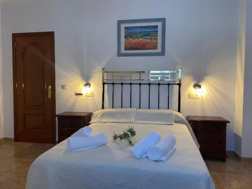 1 dormitorio con 1 cama con 2 toallas en Casa La Tinaja, en Las Lagunillas