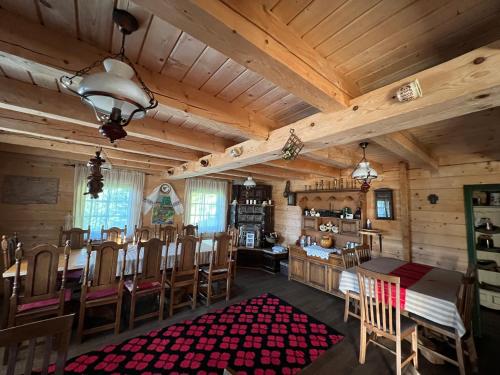 a dining room with a table and chairs at Casa de la Mara in Mara