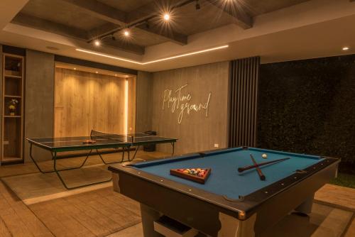 a billiard room with a pool table and two tables at Chalet La Alemania in Calarcá
