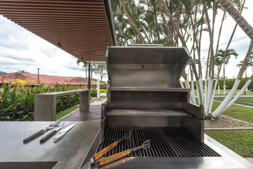 a grill with tongs sitting on top of a table at Chalet La Alemania in Calarcá
