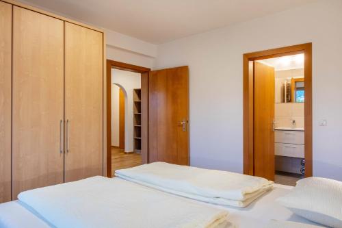 a bedroom with a bed and a closet at Appartement Schlern Living 1 in Fiè