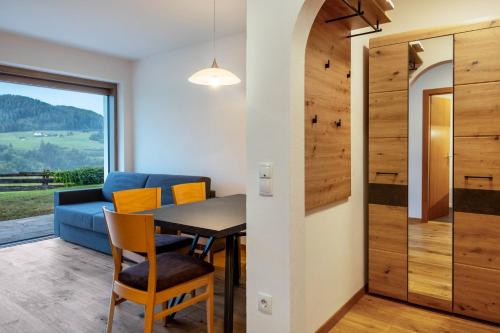 a dining room with a table and a blue couch at Appartement Schlern Living 1 in Fiè