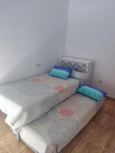 duas camas sentadas uma ao lado da outra num quarto em Apartamentos el rebalaje III em Roquetas de Mar