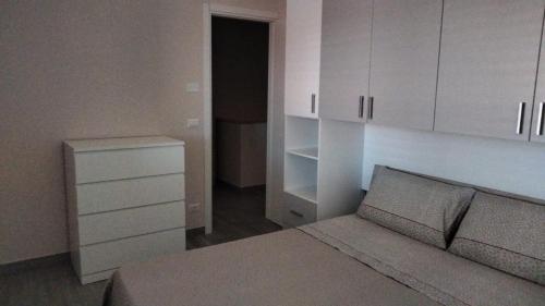 1 dormitorio con 1 cama y armarios blancos en Casa Vacanza al mare, en Isola di Capo Rizzuto
