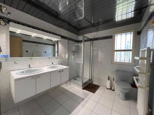 y baño con 2 lavabos, ducha y aseo. en Ekin ô reV Gîte Fontessante, en Montauroux