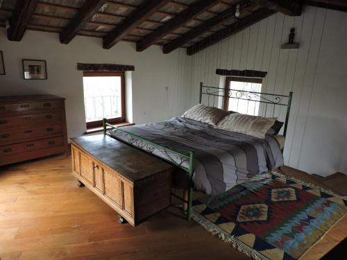 Schlafzimmer mit einem Bett und Holzboden in der Unterkunft Tipitapi in Málchina