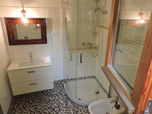 ein Badezimmer mit einer Dusche, einem Waschbecken und einer Badewanne in der Unterkunft Tipitapi in Málchina