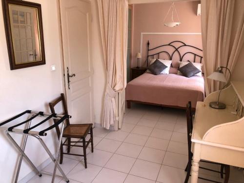 ein Schlafzimmer mit einem Bett und einem Stuhl in der Unterkunft Ekin ô reV Gîte Fontessante in Montauroux