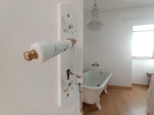un bagno con carta igienica appesa al muro di Romoa Vintage Guest House Gerês e Cabreira a Vieira do Minho