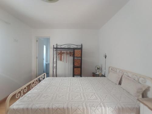 1 dormitorio con 1 cama blanca grande en una habitación en Romoa Vintage Guest House Gerês e Cabreira, en Vieira do Minho